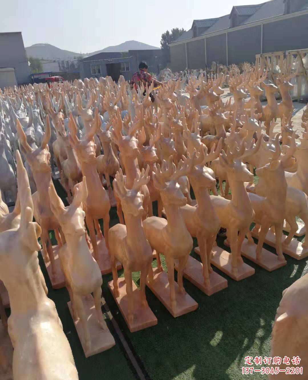 威海红梅花鹿雕塑,美丽而优雅