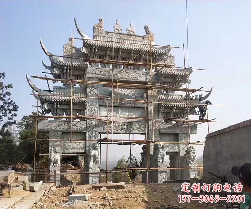 威海石牌坊外东侧的龙凤雕塑
