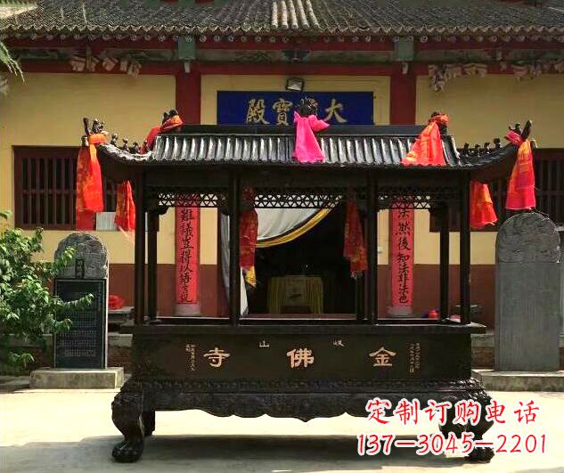 威海双兽头三足雕花铜香炉