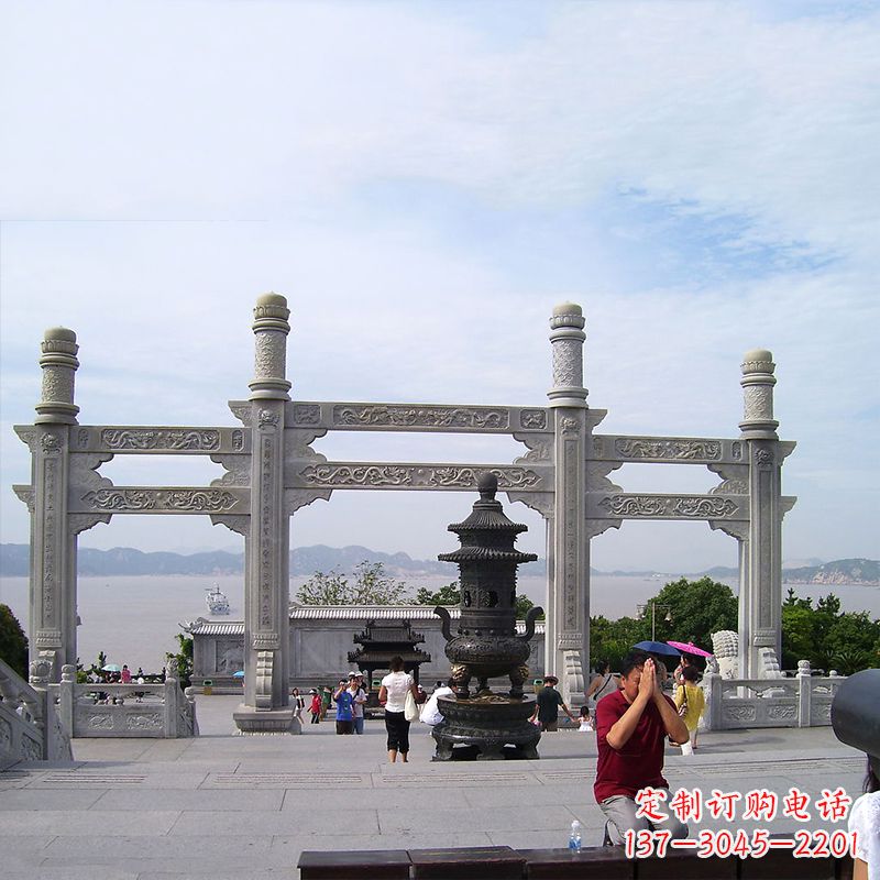 威海寺院冲天式石雕牌坊