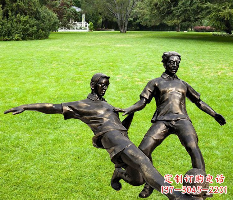 威海踢足球的人物铜雕