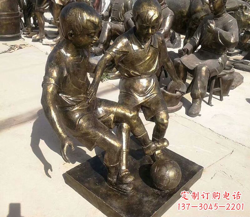 威海踢足球的儿童铜雕