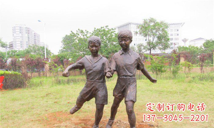 威海踢足球公园人物铜雕 (2)