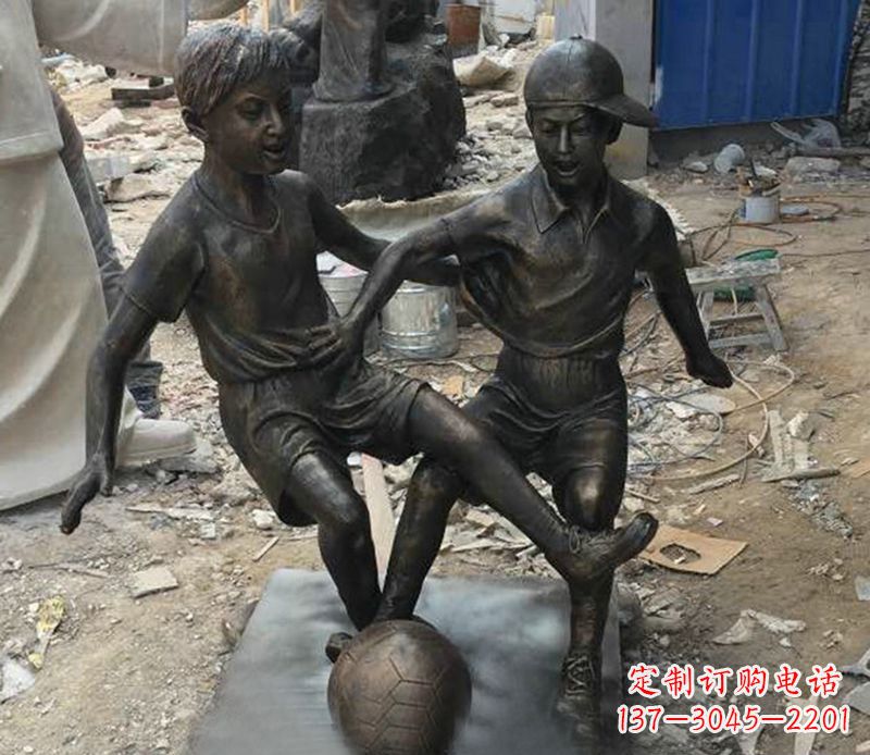 威海踢足球公园人物铜雕