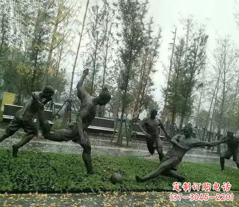 威海踢足球公园运动人物铜雕