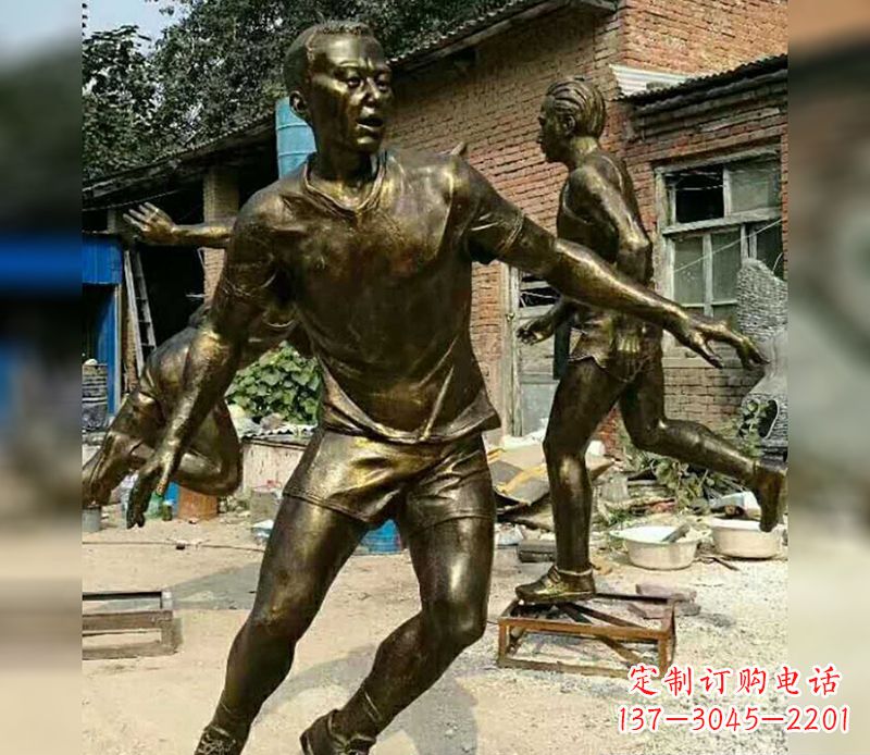 威海踢足球广场人物铜雕