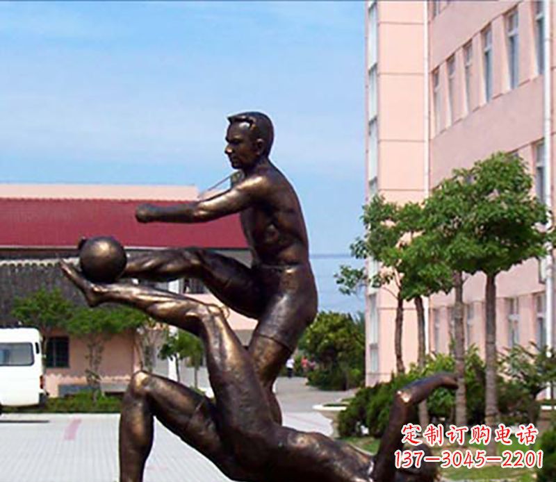 威海踢足球人物广场小品铜雕