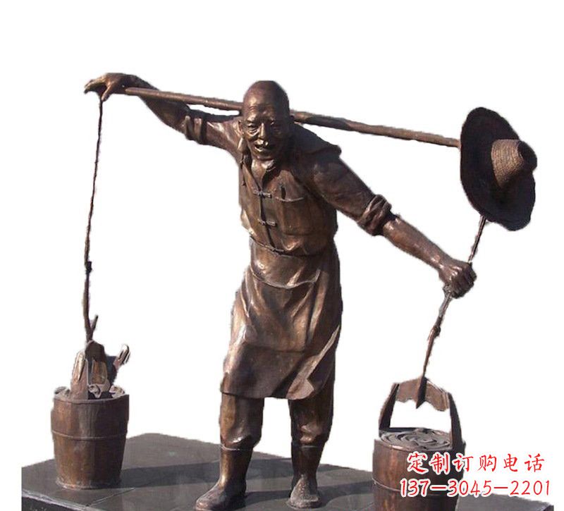 威海挑扁担的老人铜雕
