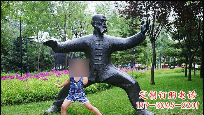 威海铜雕打太极拳的老人