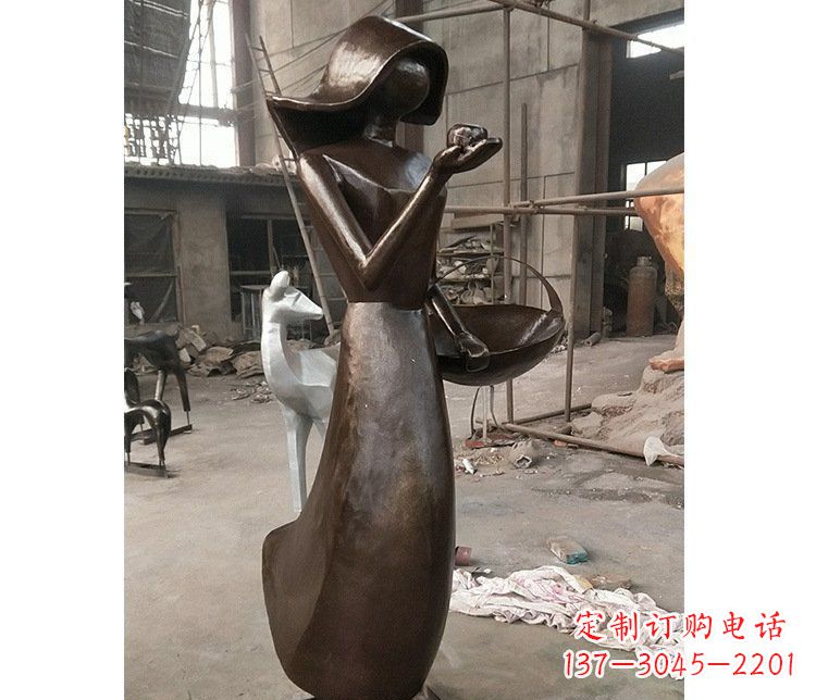 威海铜雕逛街女孩人物雕塑