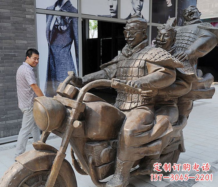 威海铜雕街头骑摩托人物雕塑