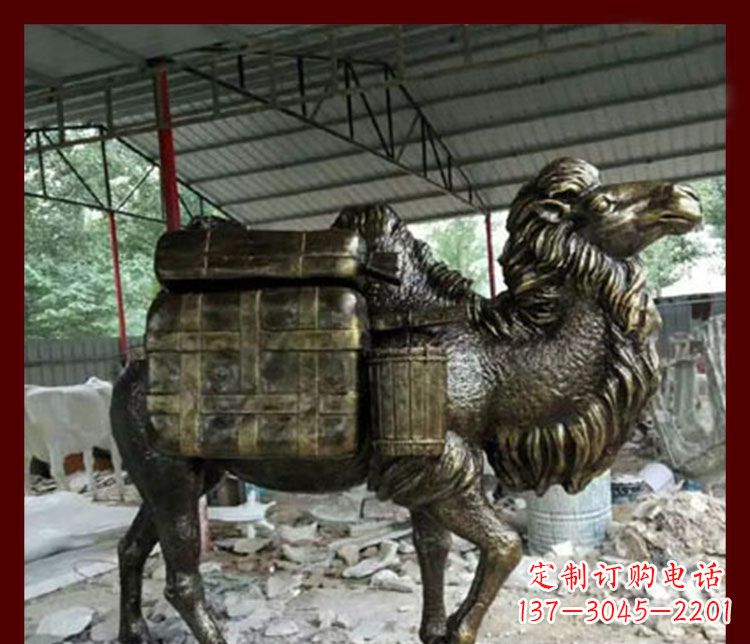 威海拖行李的骆驼动物铜雕