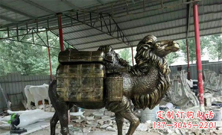 威海拖行李的骆驼动物铜雕 (2)