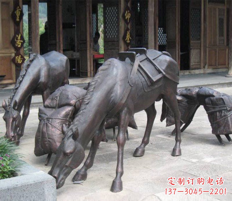 威海拖行李的马动物铜雕