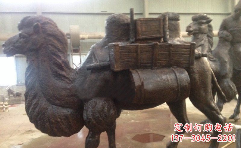 威海驮着东西的骆驼公园动物铜雕