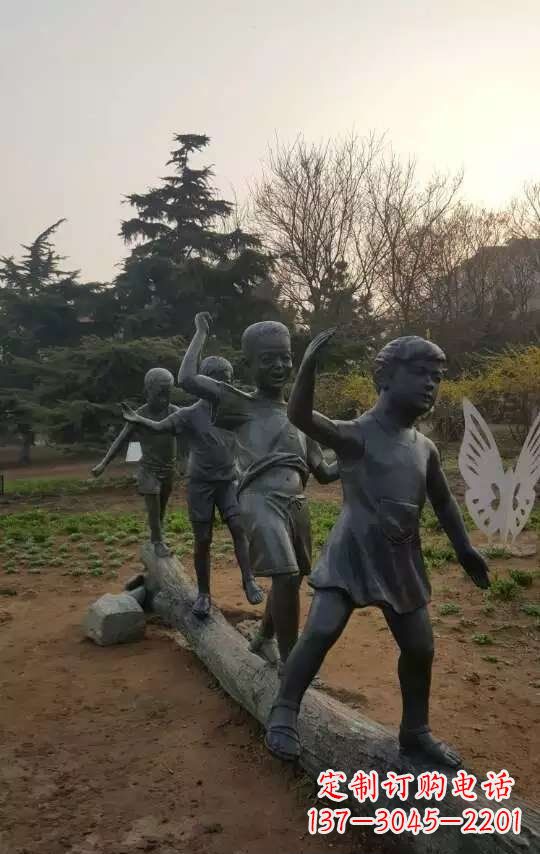 威海玩走独木桥儿童铜雕