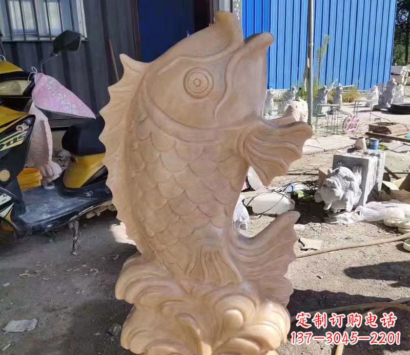 威海晚霞红喷水鲤鱼石雕