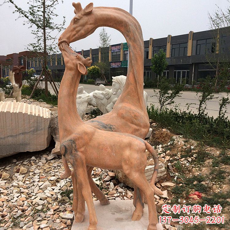 威海晚霞红石雕长颈鹿-校园公园母子亲情景观雕塑