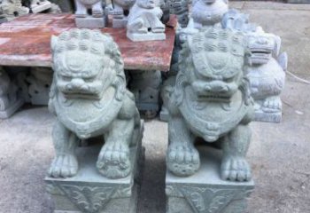 威海青石踩球狮子看门石雕，精致雕塑令门口更加精彩