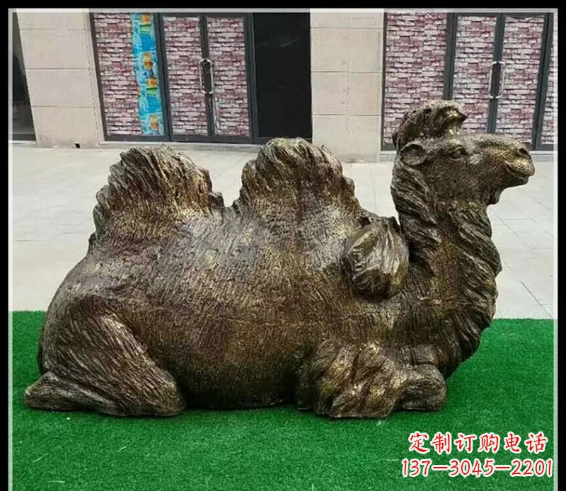威海卧在草地的骆驼铜雕
