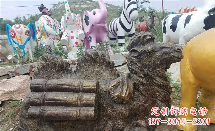 威海卧着的骆驼动物铜雕 (2)