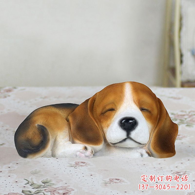 威海卧姿比格犬仿真雕塑,睡觉的小狗狗是内美陈动物雕塑摆件