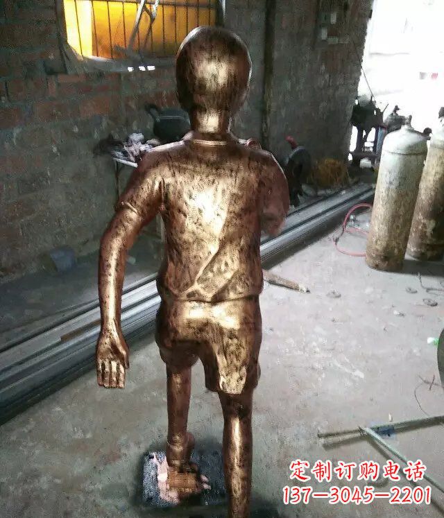 威海小孩跑步公园人物铜雕 (2)
