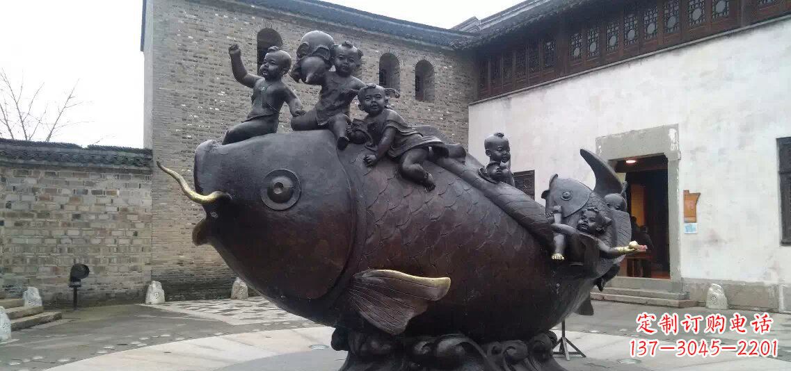威海小孩骑鱼铜雕