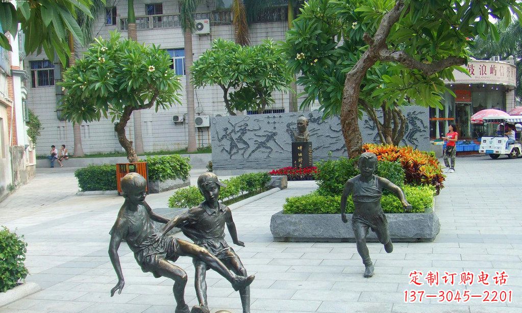 威海小孩踢足球铜雕