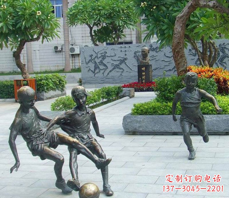 威海小孩踢足球公园景观铜雕