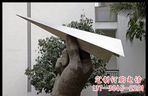 威海小区不锈钢手拿纸飞机雕塑