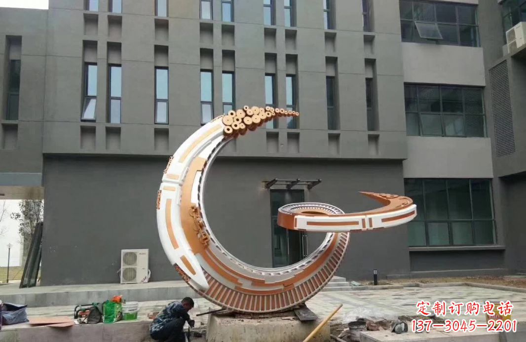 威海小区抽象不锈钢月亮雕塑