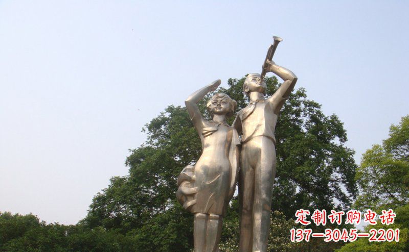 威海校园吹军号敬礼的小学生人物景观铜雕