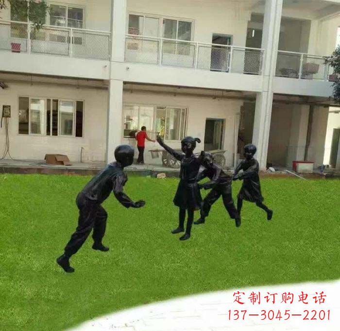 威海校园儿童玩老鹰捉小鸡铜雕