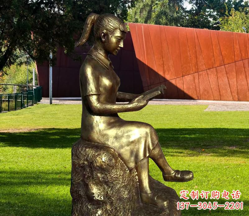 威海校园看书的女孩铜雕