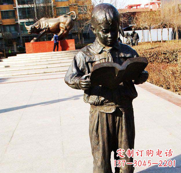 威海校园看书的小学生人物铜雕