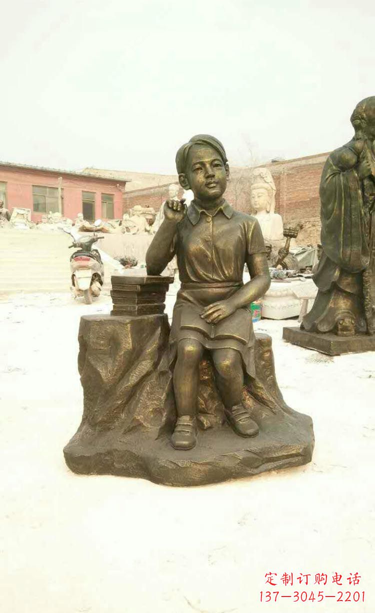威海校园看书思考的学生铜雕