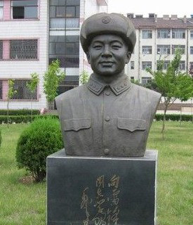 威海校园雷锋铜像