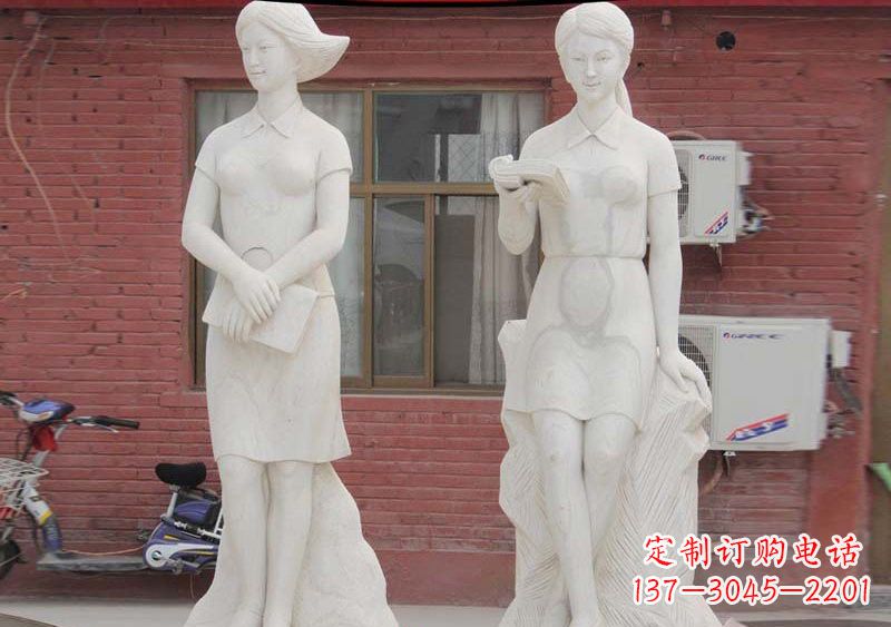 威海校园拿书本的学生石雕