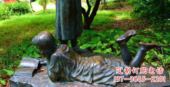 威海校园趴着看书的小男孩人物铜雕