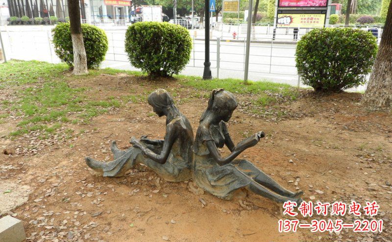 威海校园坐着看书的女孩人物铜雕