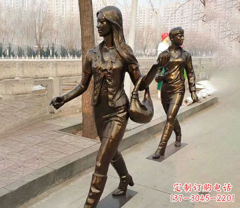 威海行走的女人街边人物铜雕