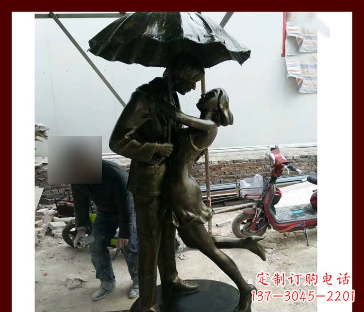 威海雨伞下拥抱的情侣铜雕