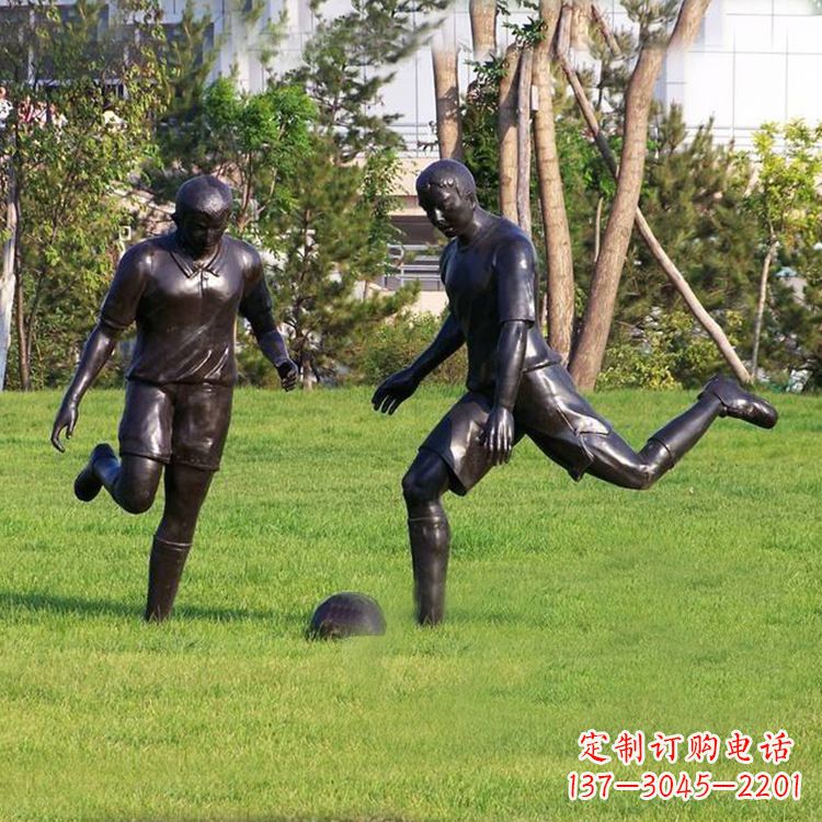 威海园林踢足球人物铜雕