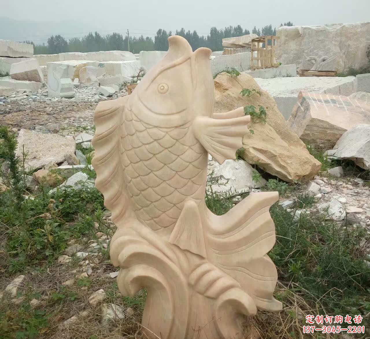 威海园林晚霞红招财鲤鱼石雕