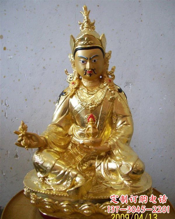 威海铸铜贴金藏佛莲花生大士雕塑