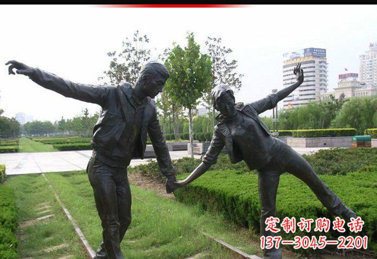 威海走铁轨的情侣铜雕
