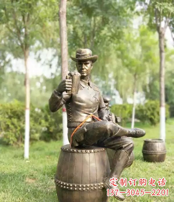 威海坐酒桶喝啤酒的牛仔铜雕